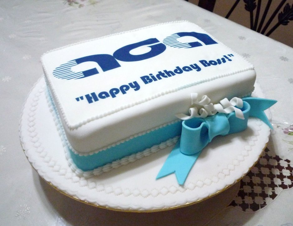 Торт с синим логотипом