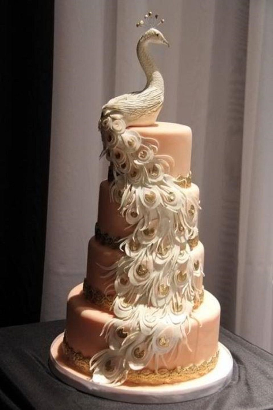 Шикарные торты на свадьбу с павлином
