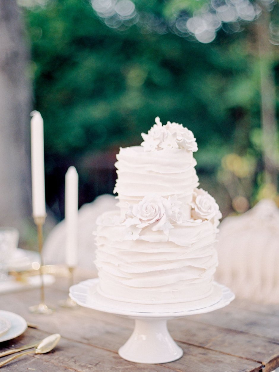 Чисто белый свадебный торт