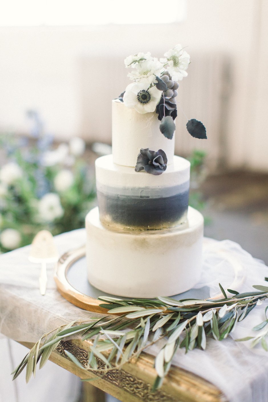 Свадебный торт в серых тонах