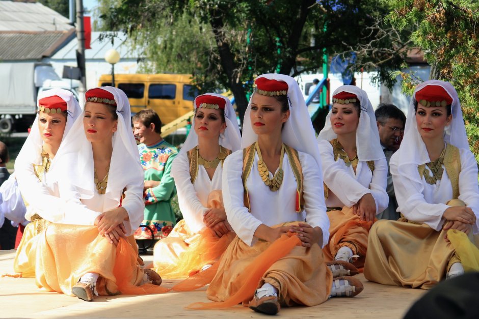Черногорские девушки в национальных костюмах