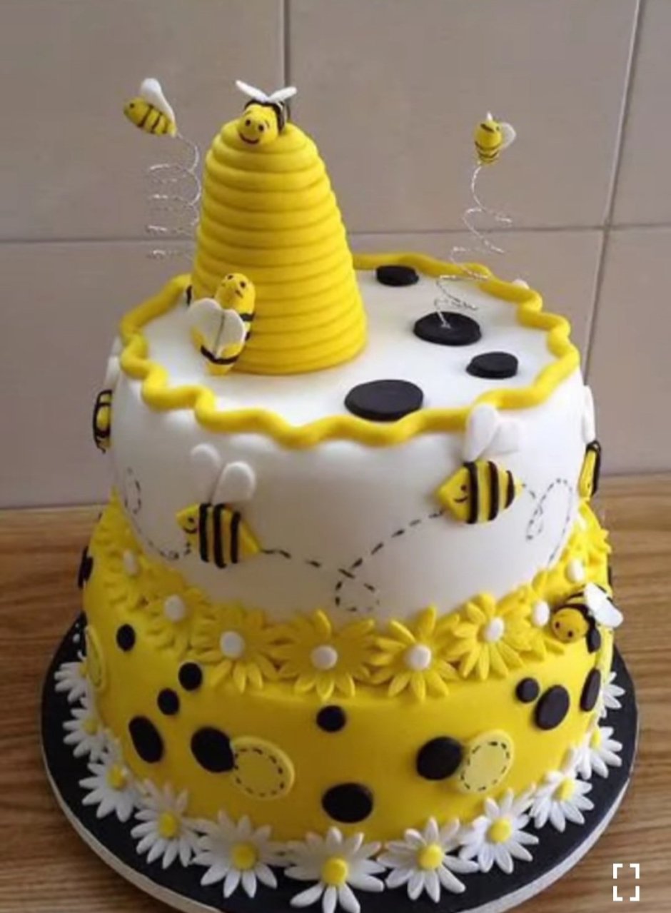 Двухэтажный торт с пчелкой