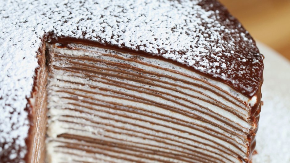 Блинный торт с шоколадом сверху