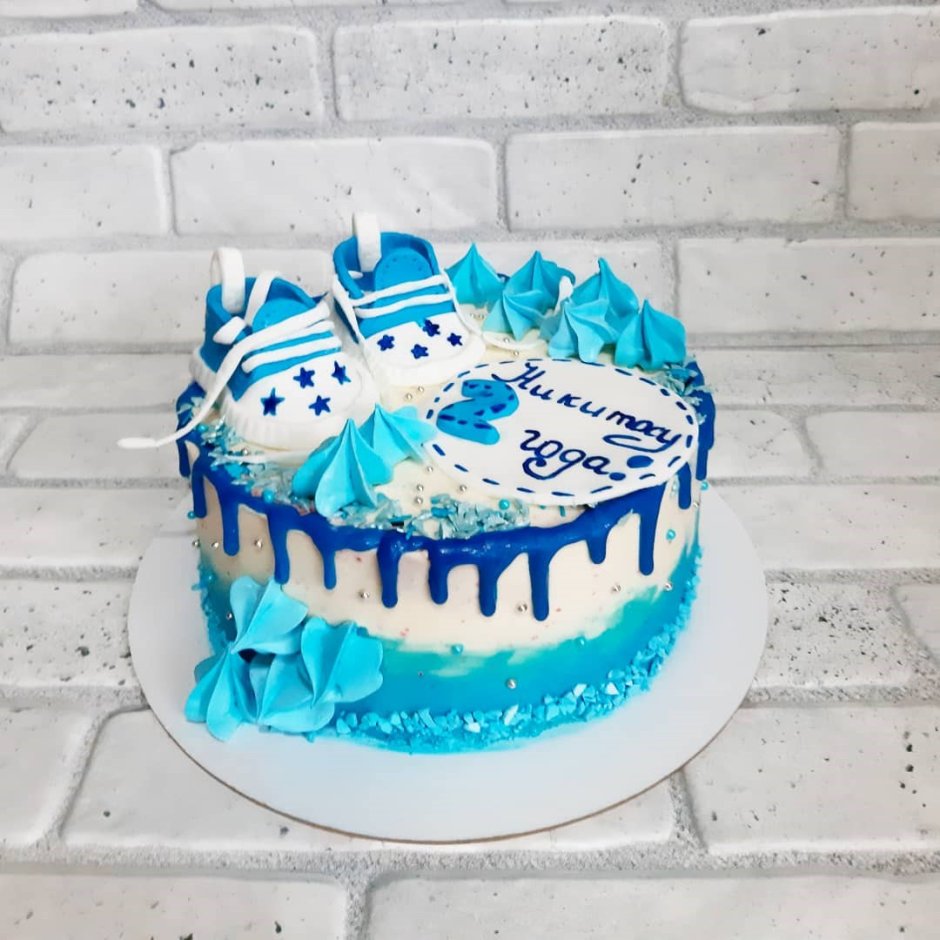 Торт бело голубой для мальчика