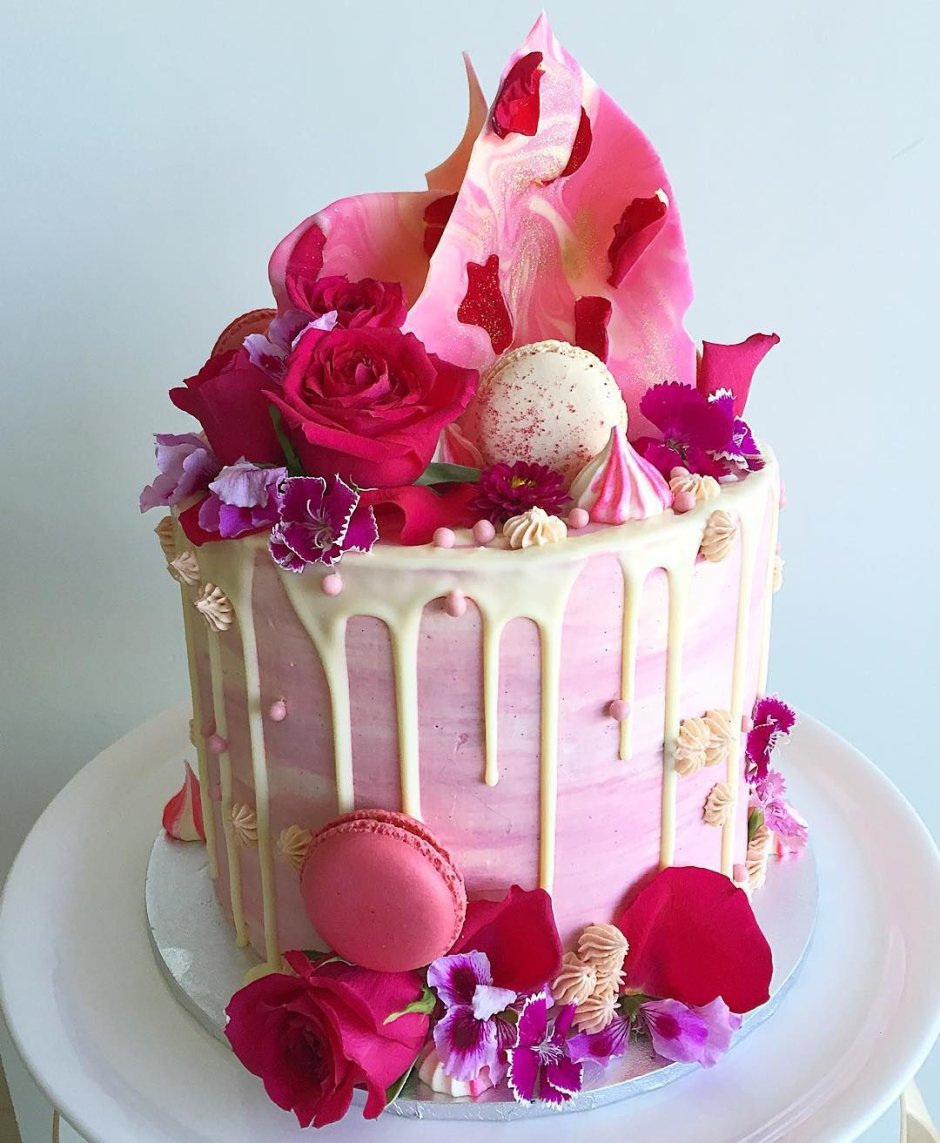 Красно розовый торт для девочки