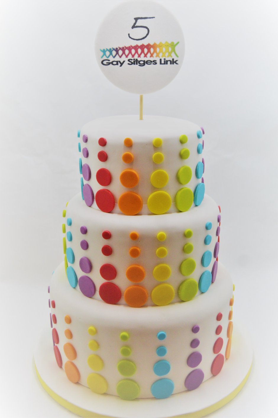 Торт с разноцветными шариками
