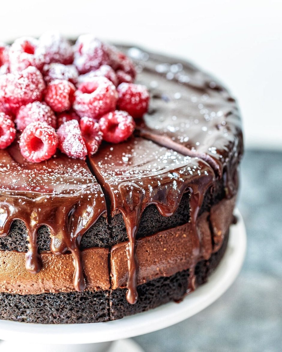 Украшение торта малиной и шоколадом и свечками