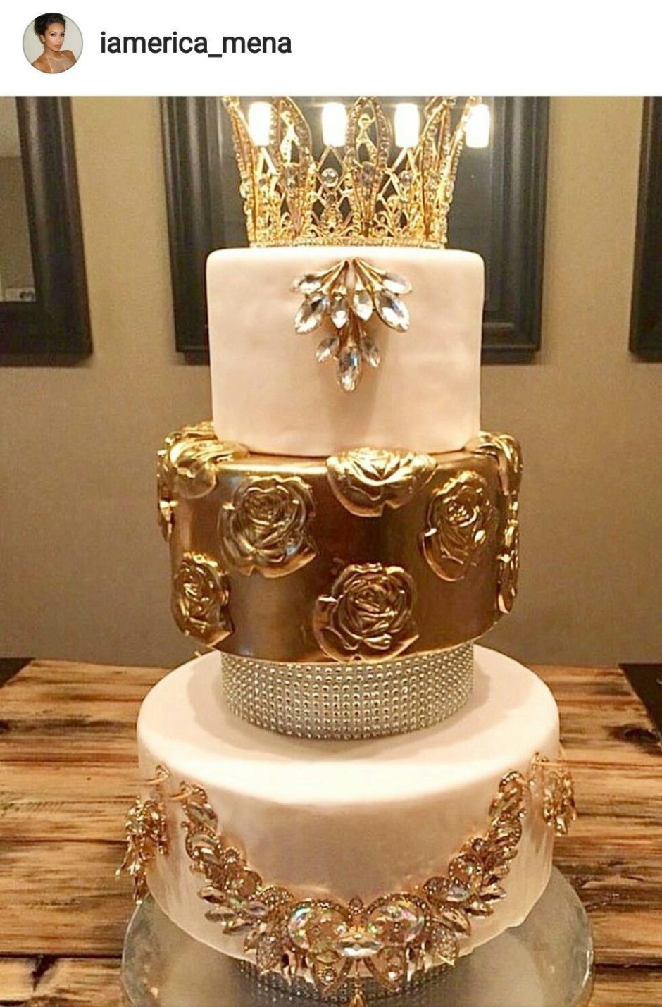 Белый торт с золотой короной