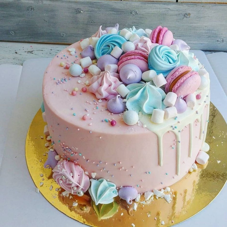 Пастельный торт украшенный сладостями