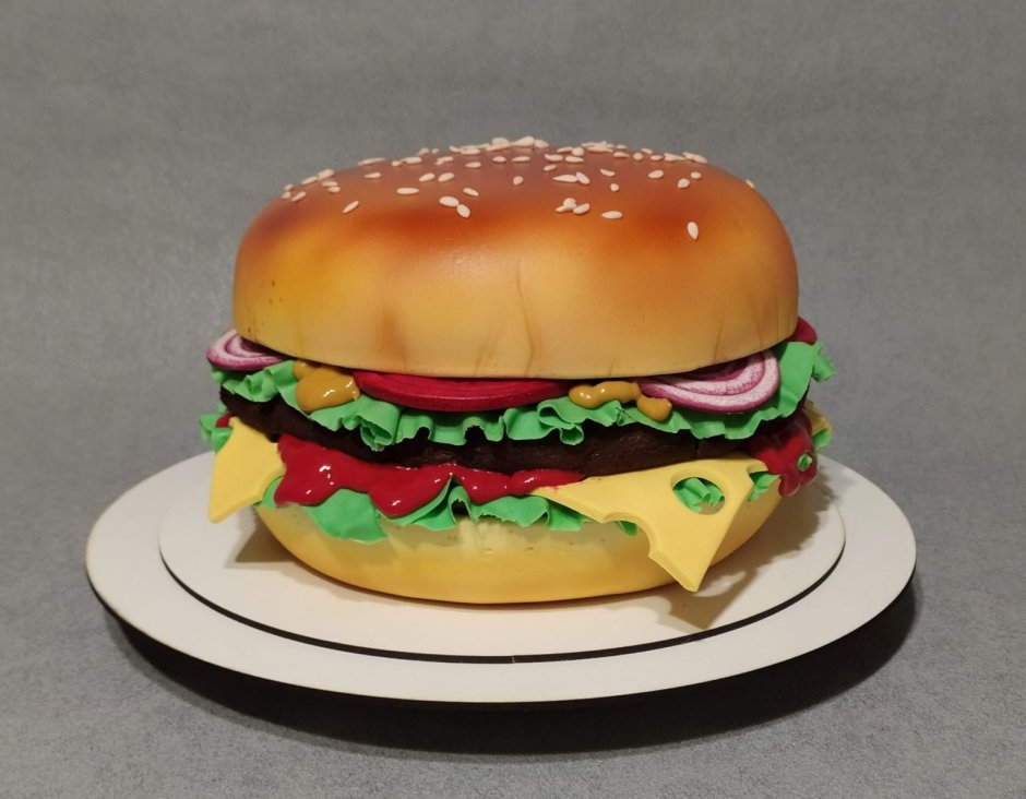 Торт в виде гамбургера с красной булочкой