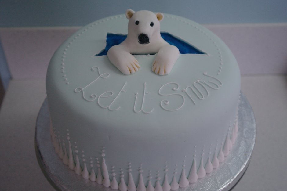 Торт с белым медвежонком