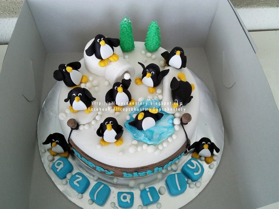 Большой торт с пингвинами и голубым желе