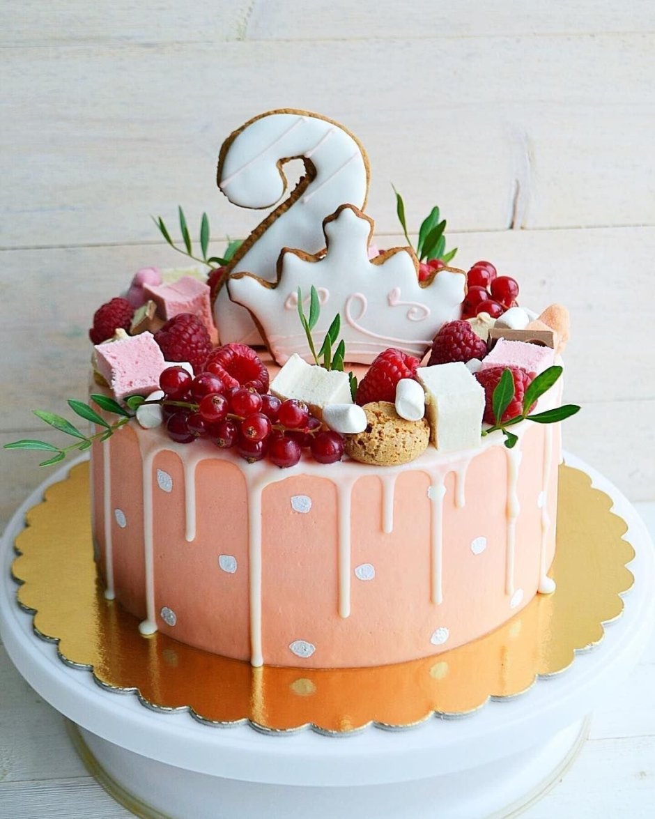 Торт с ягодами и пряниками