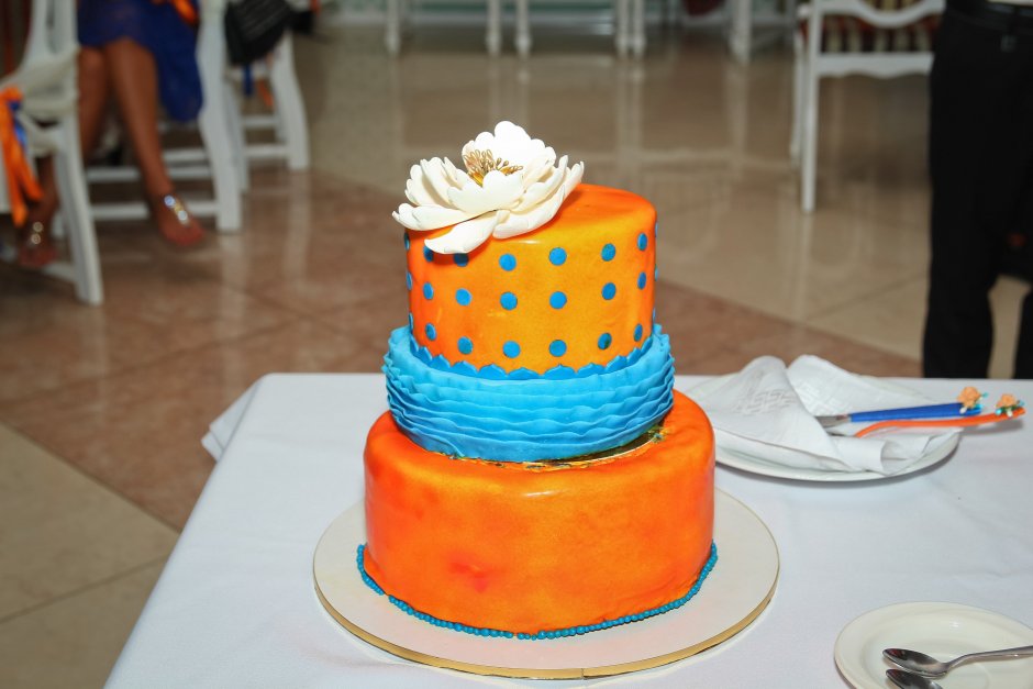 Торт оранжевый голубой белый детский
