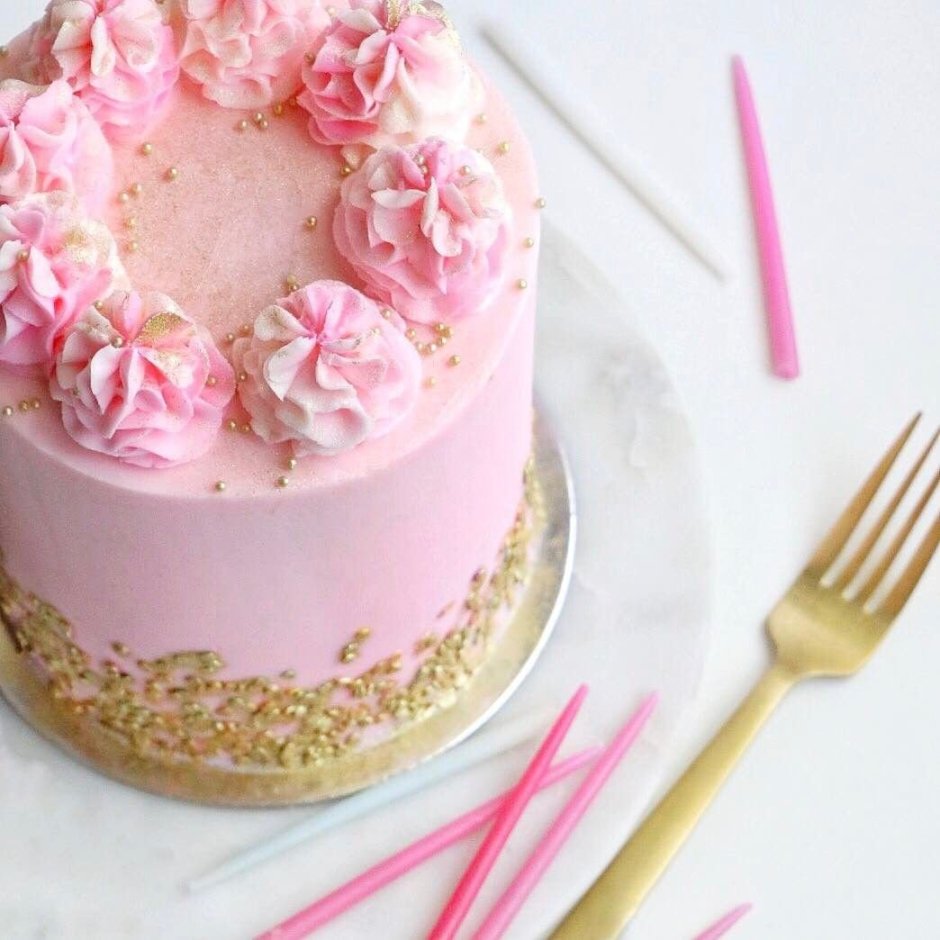 Украшение торта в розовом цвете