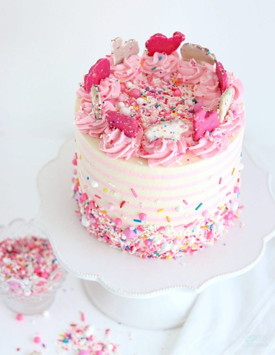 Розовый торт с посыпкой для девочки