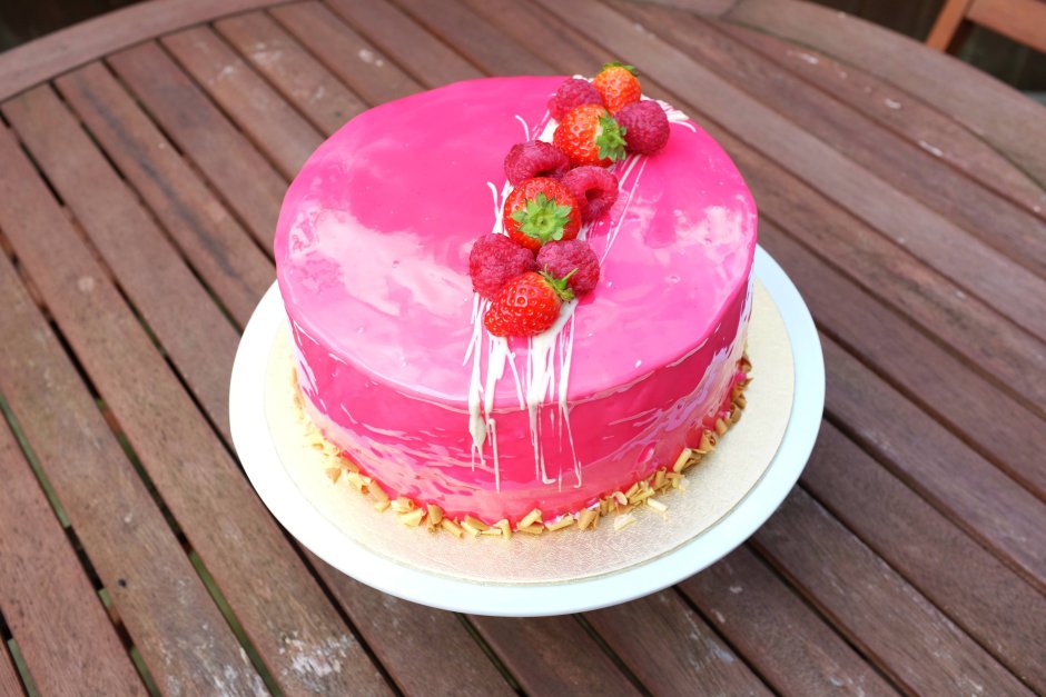 Торт с розовой глазурью