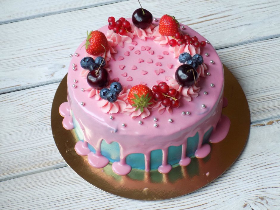 Торт с розовой глазурью и ягодами