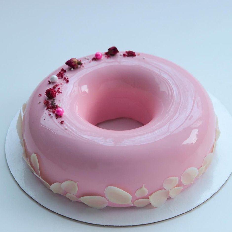 Розовый торт с пончиками