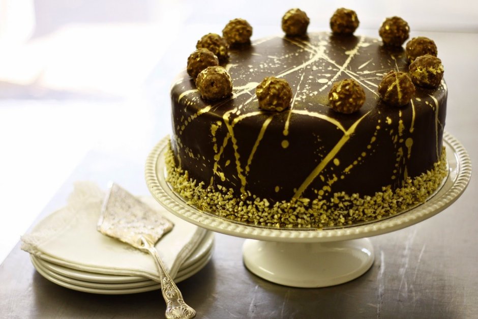 Шоколадный торт с золотом