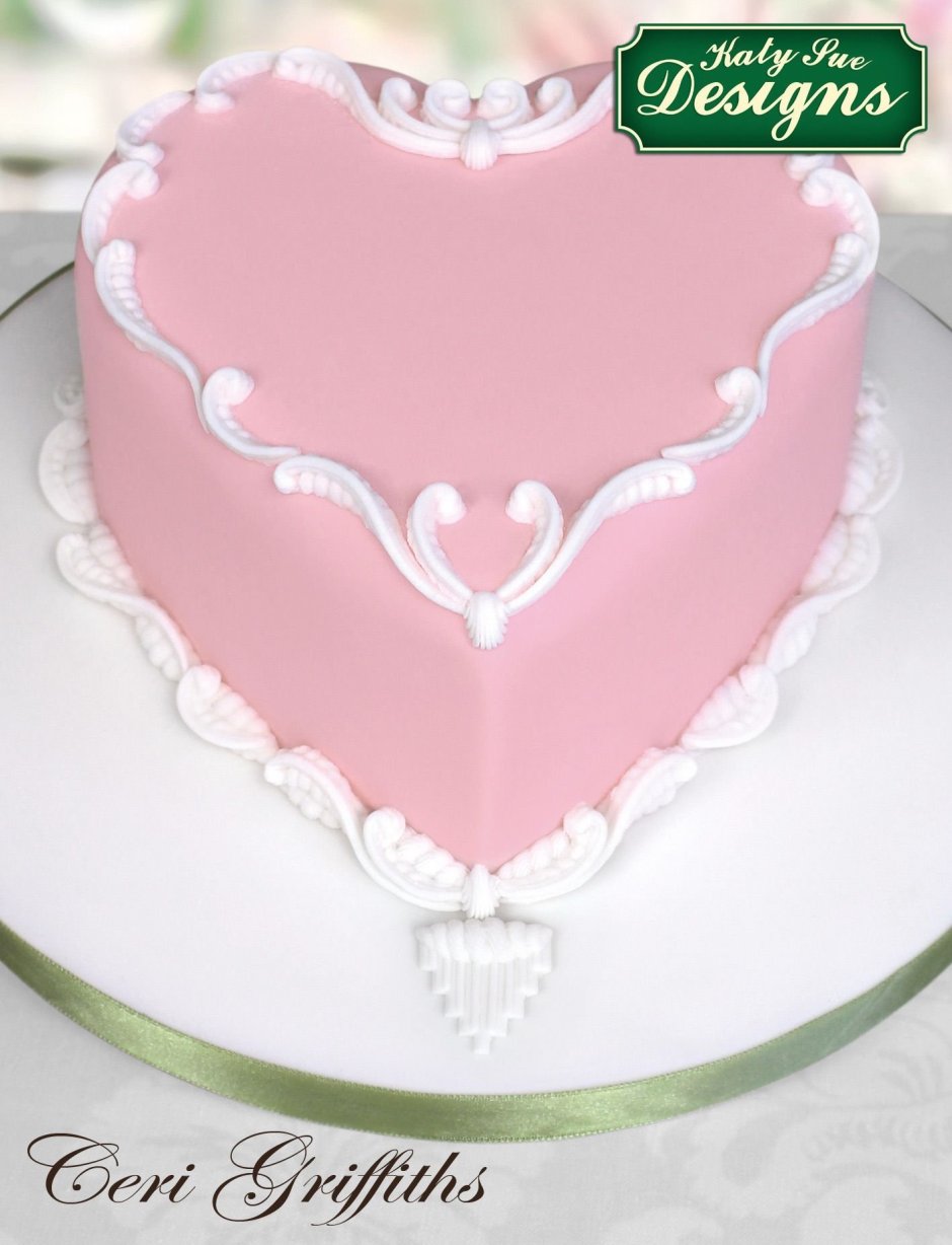 Украшение торта для девочки в форме сердца