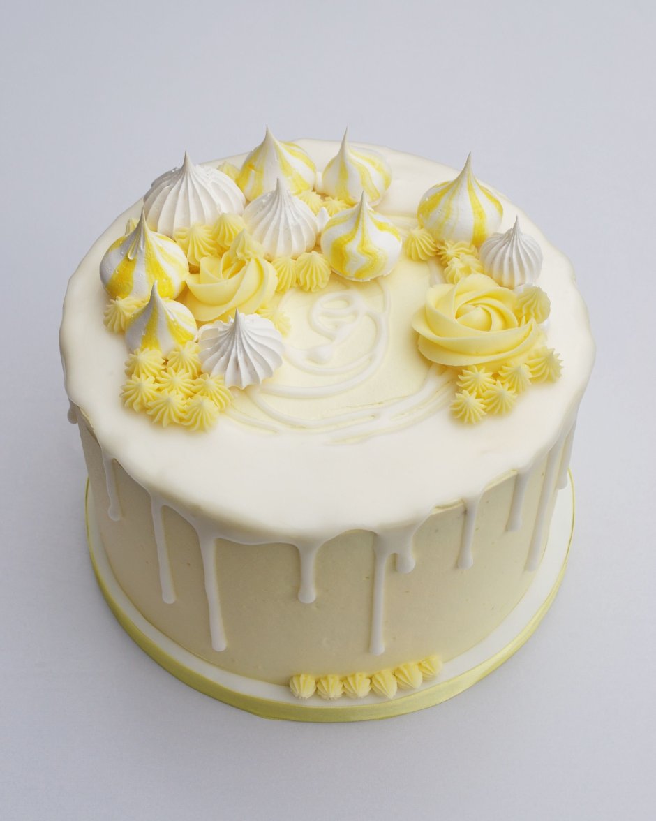 Бело желтый торт