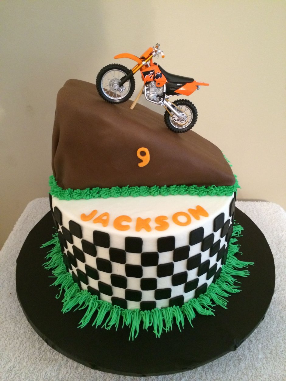 Торт с мотоциклом эндуро