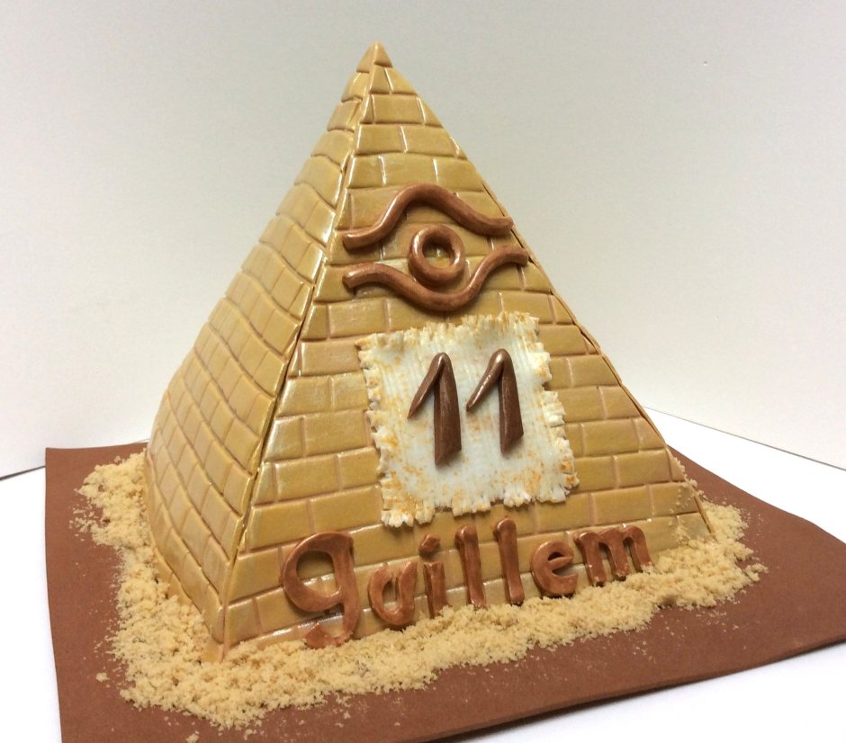 Торт в виде египетской пирамиды