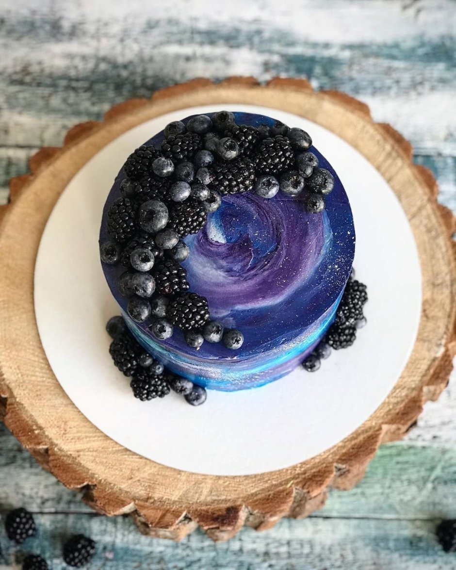 Космический торт с ягодами