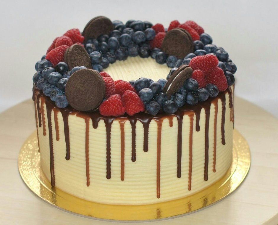 Украшение торта ягодами и печеньем