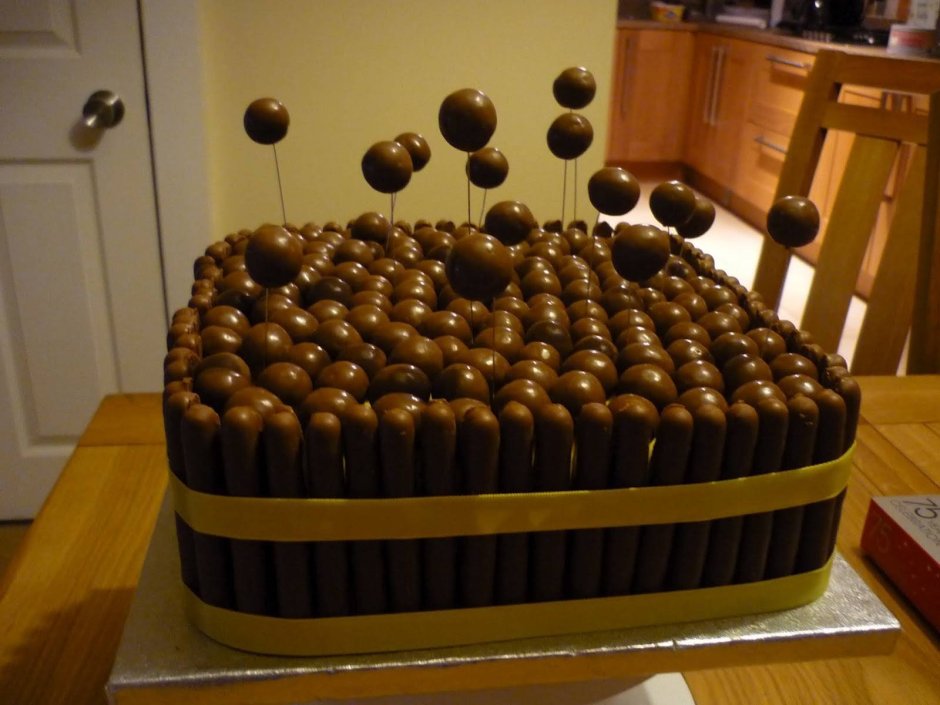 Квадратный торт с шоколадными шариками
