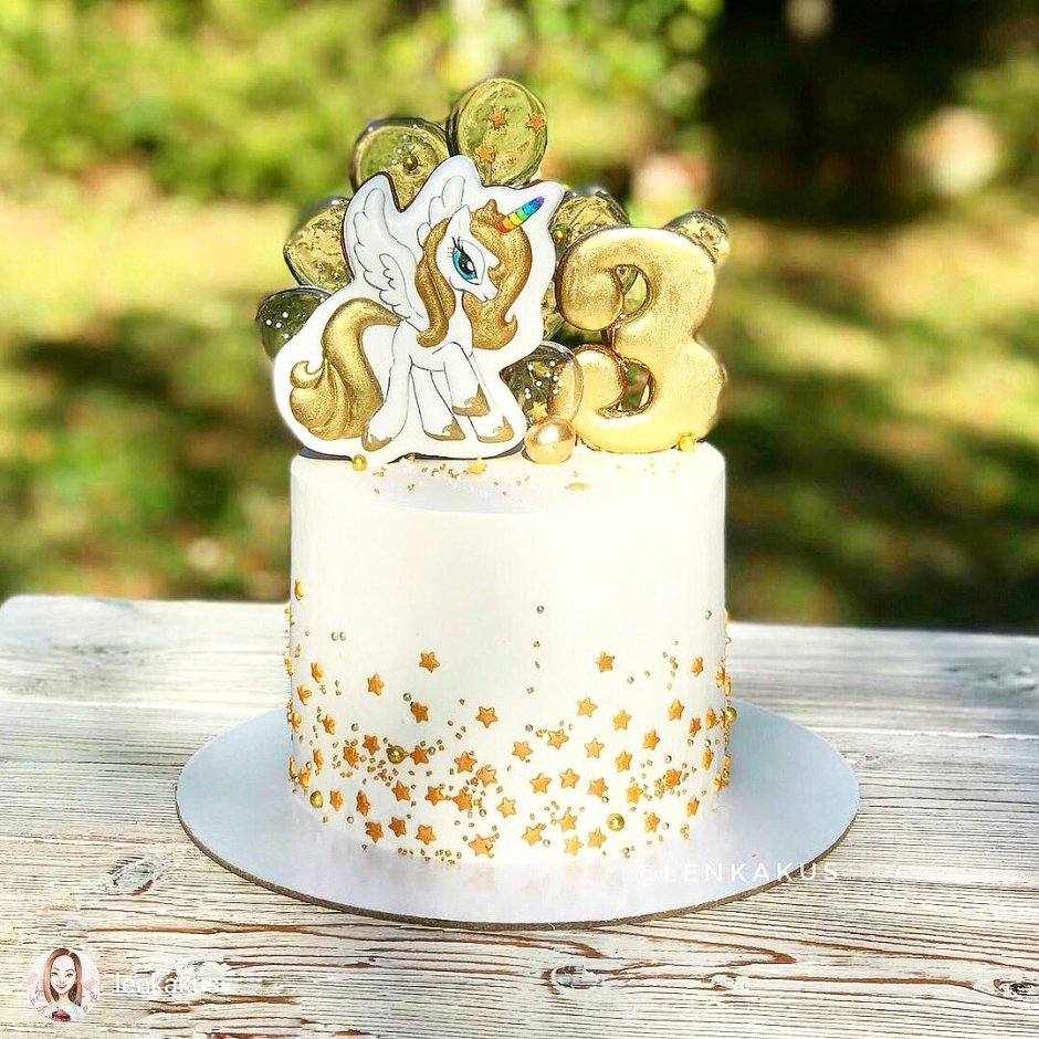 Тортик для девочки в бело золотом цвете