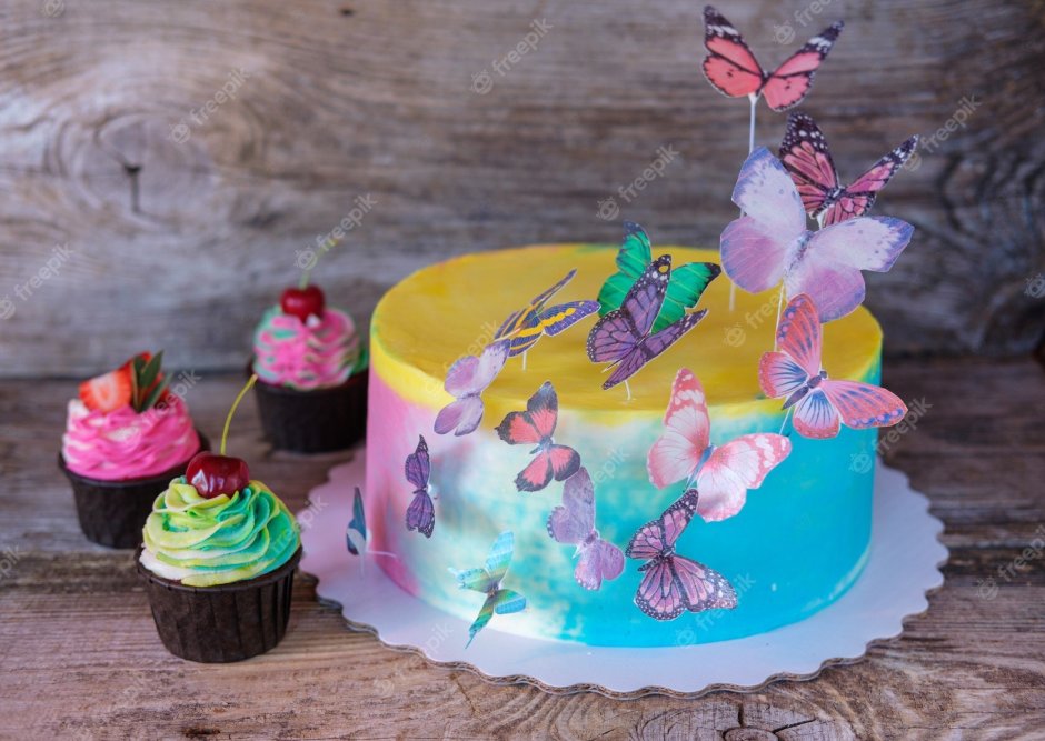 Торт с разноцветными бабочками