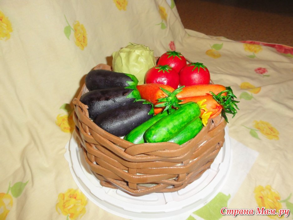 Торт в виде корзины с овощами