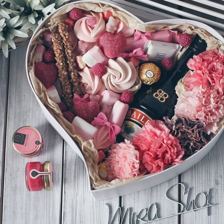 Коробка в виде сердца со сладостями