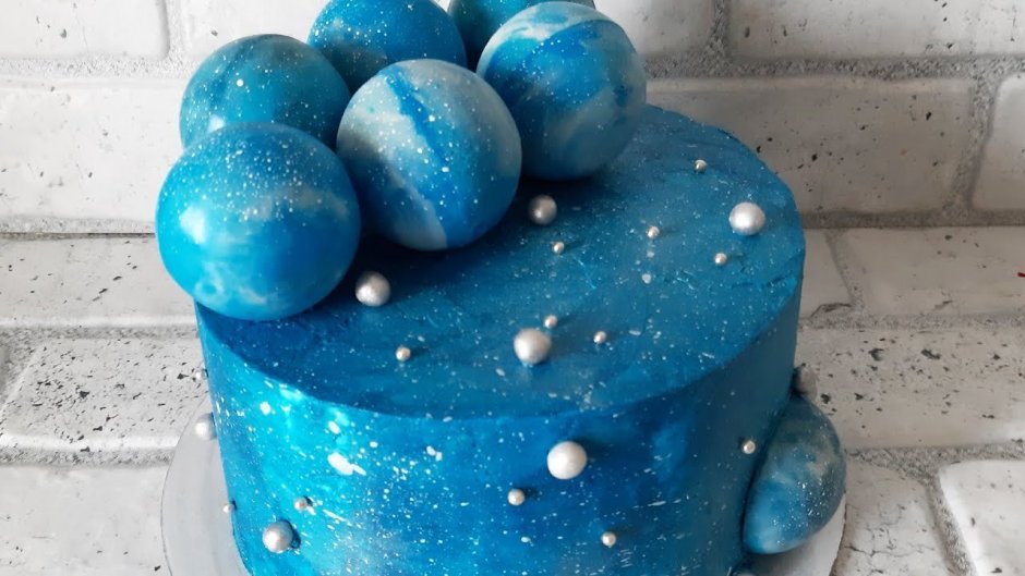 Голубой торт с шарами