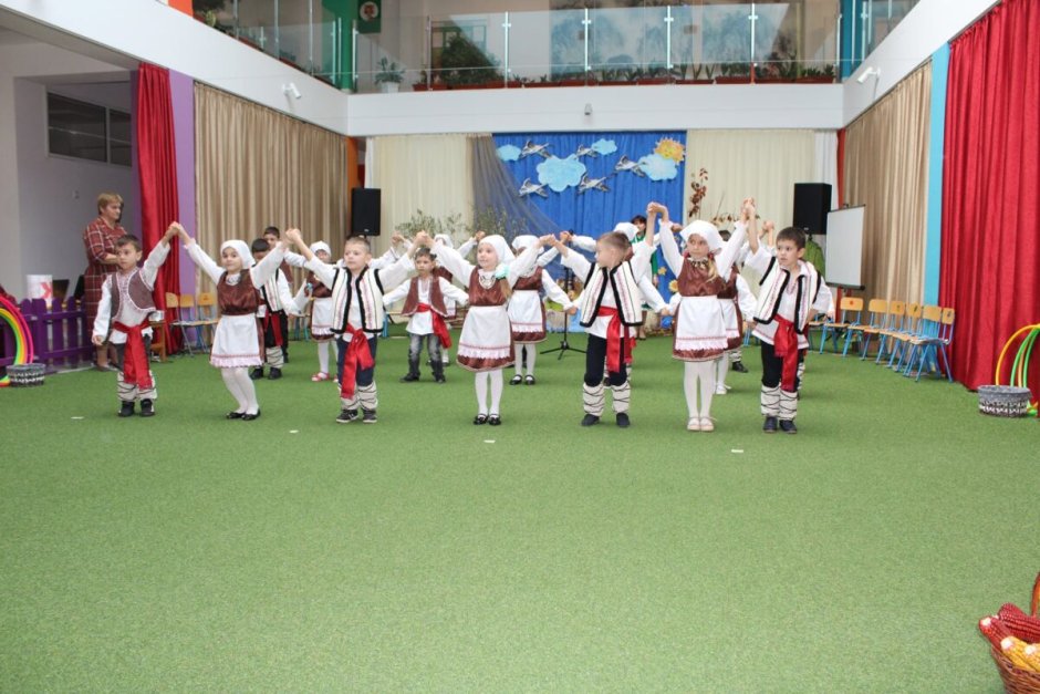 Гагаузские детские танцы детского сада с Чишмикиой