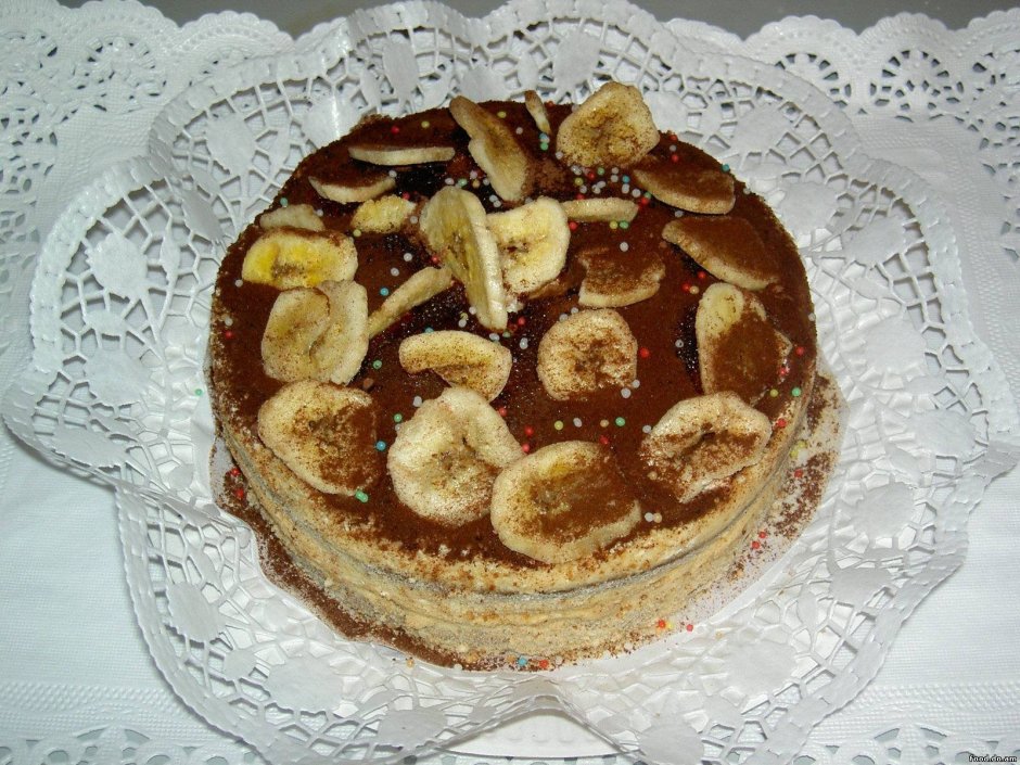 Украшение торта сгущенкой и бананами