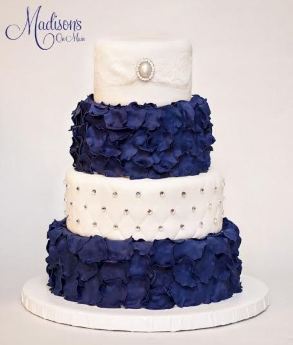 Торт свадебный синий с бусинами