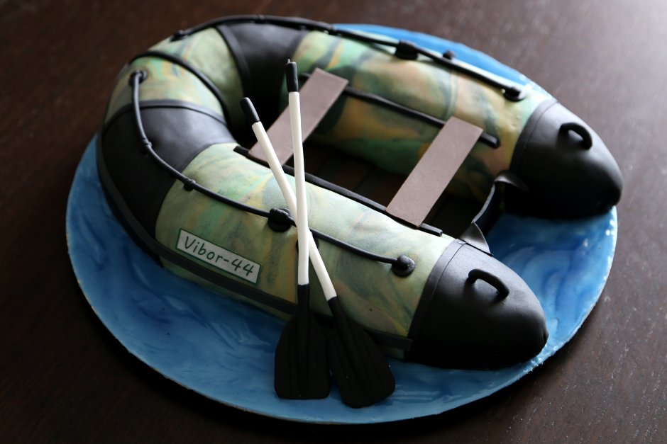 Торт в виде надувной лодки