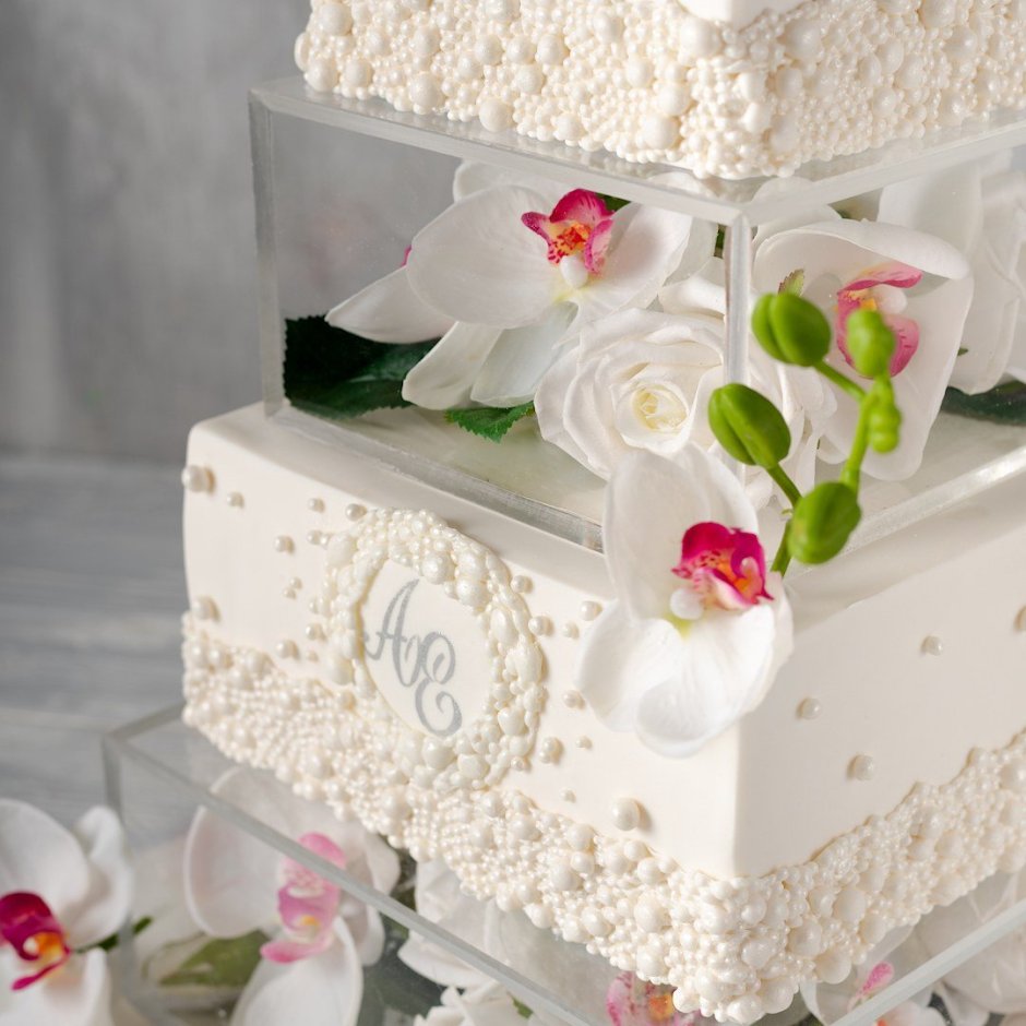 Свадебный торт с кубами цветов