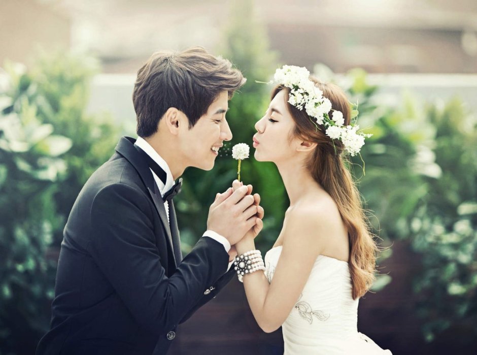 Корейцы парочка на свадьбе цылуюца