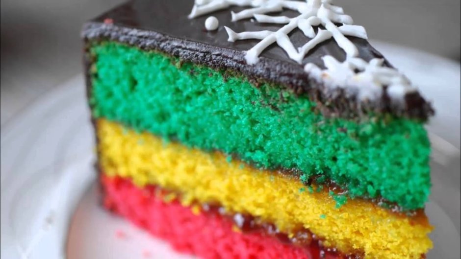 Сверху трехцветный торт