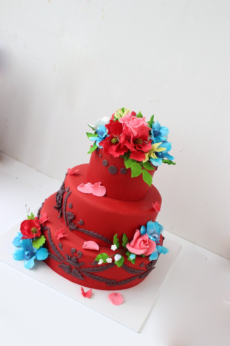 Красные мастичные торты с цветами