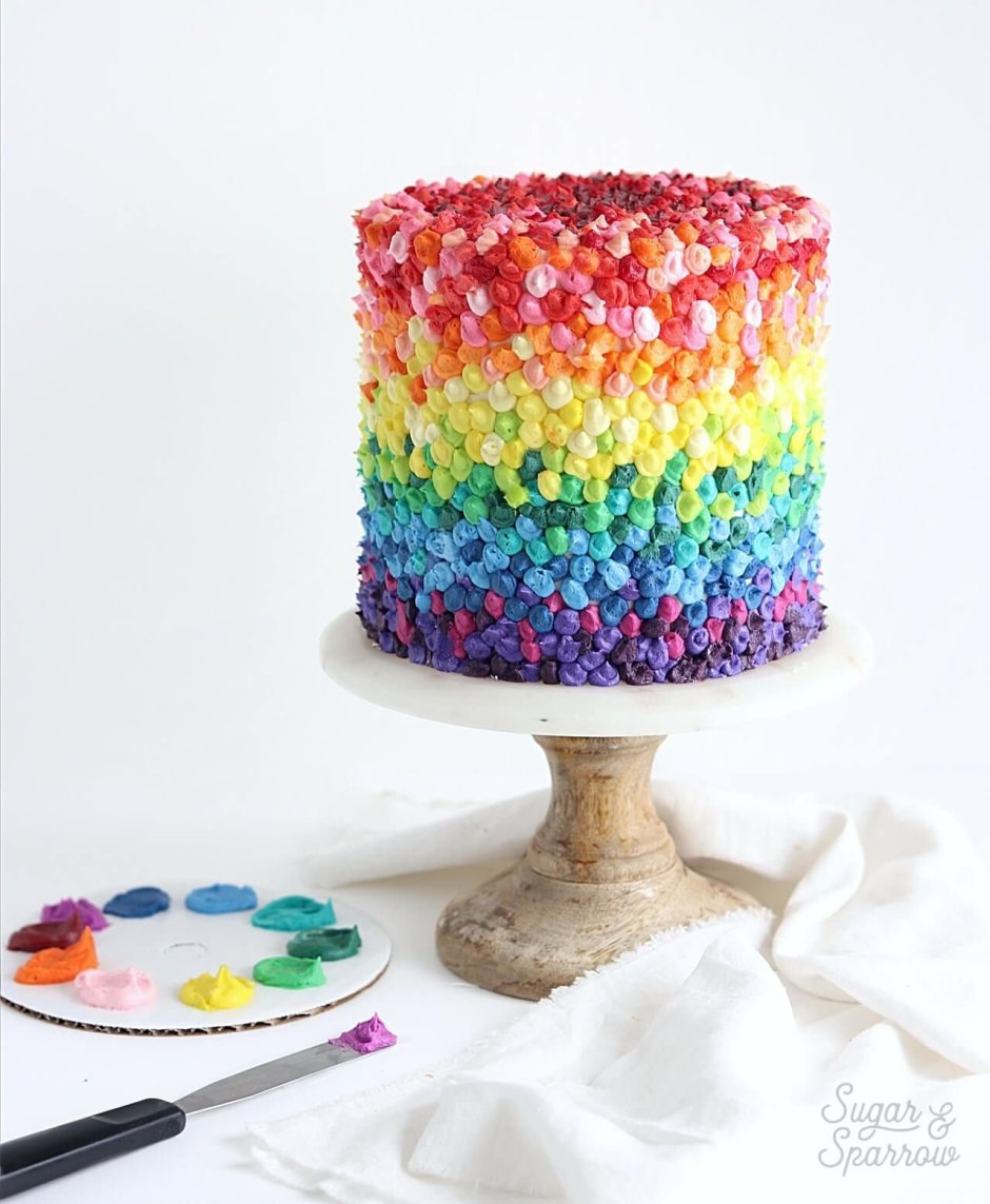 Украшение торта разноцветными мазками