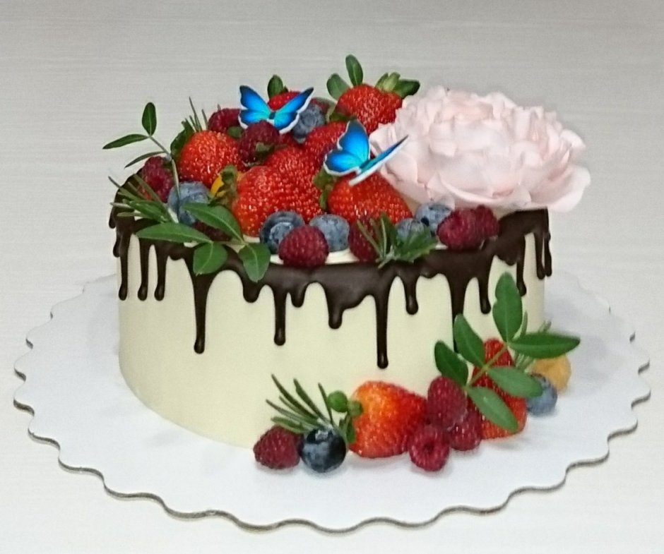 Торт прямоугольный с ягодами и цветами