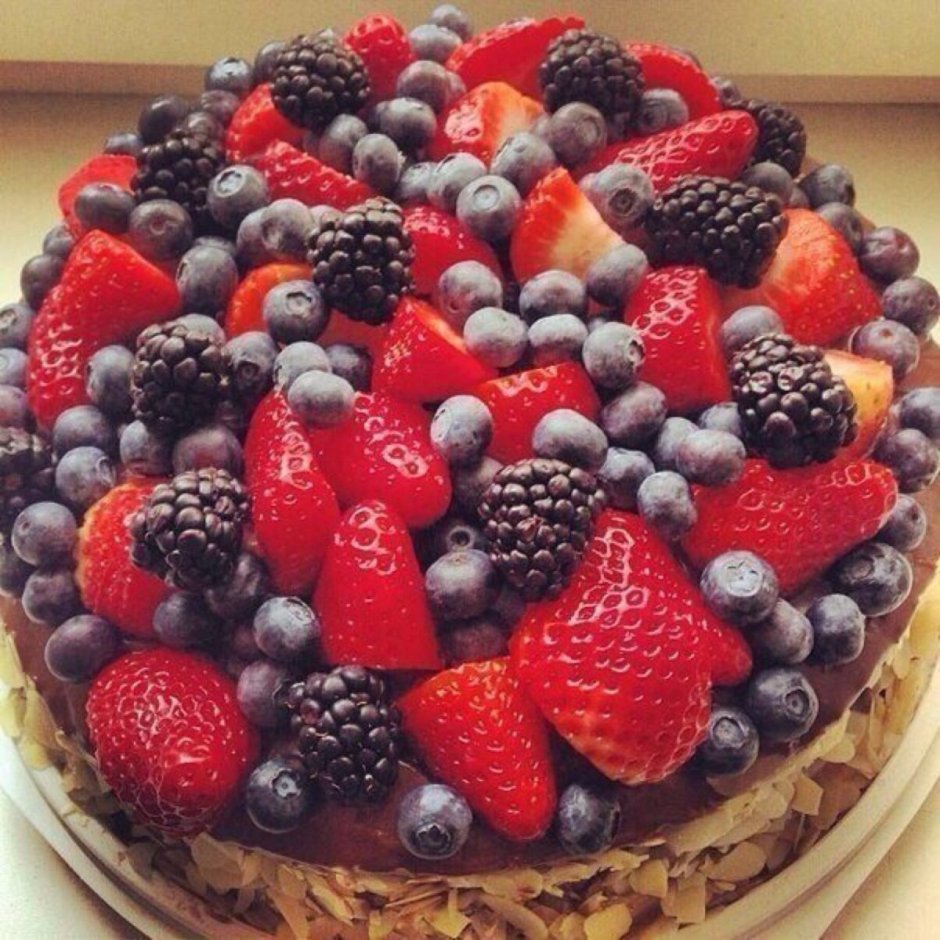 Красиво выложить ягоды на торт