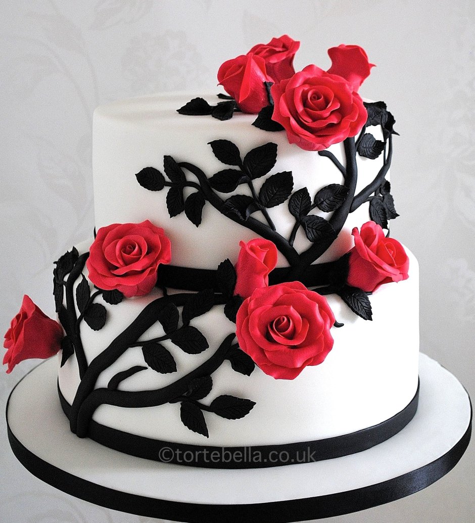 Черный торт с красными розами