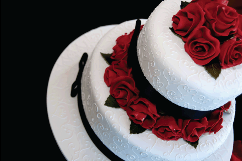 Торт с красными и белыми розами на день рождения