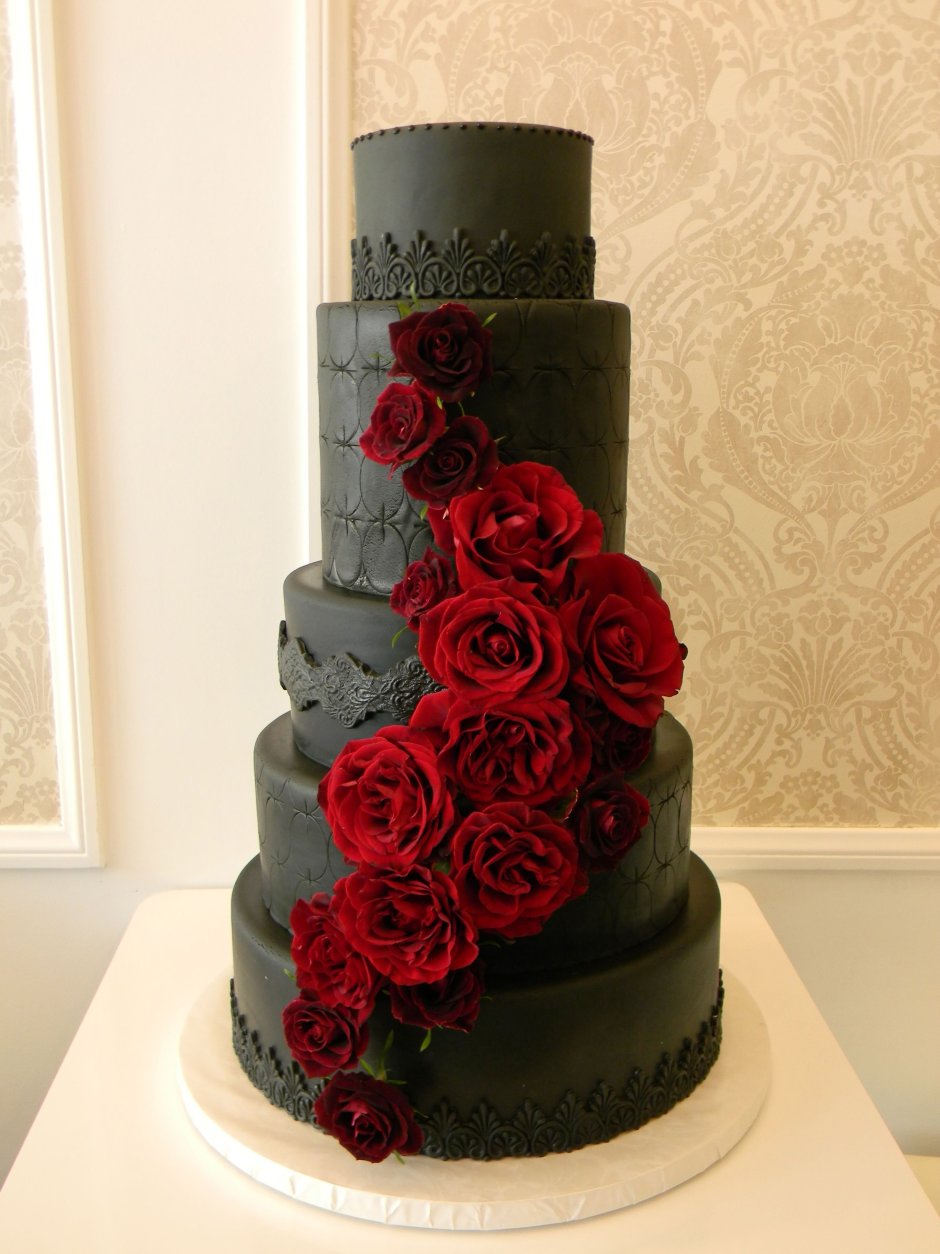Торт с черным цветком